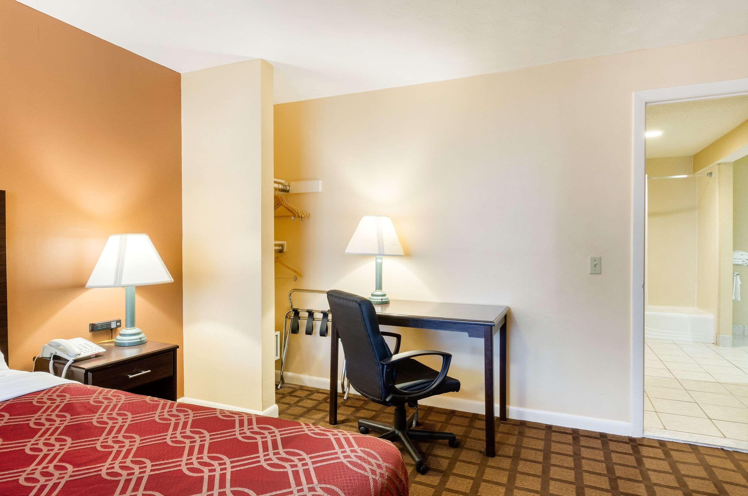 Econo Lodge Boston-Malden Exterior photo